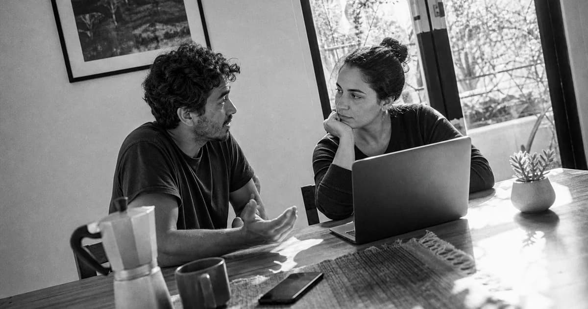 Gerente y equipo revisan una práctica de trabajo concreta