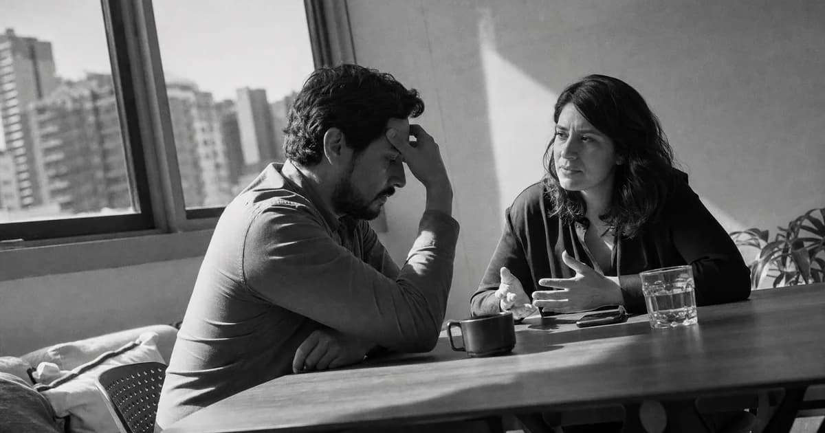 Gerente y equipo revisan una práctica de trabajo concreta