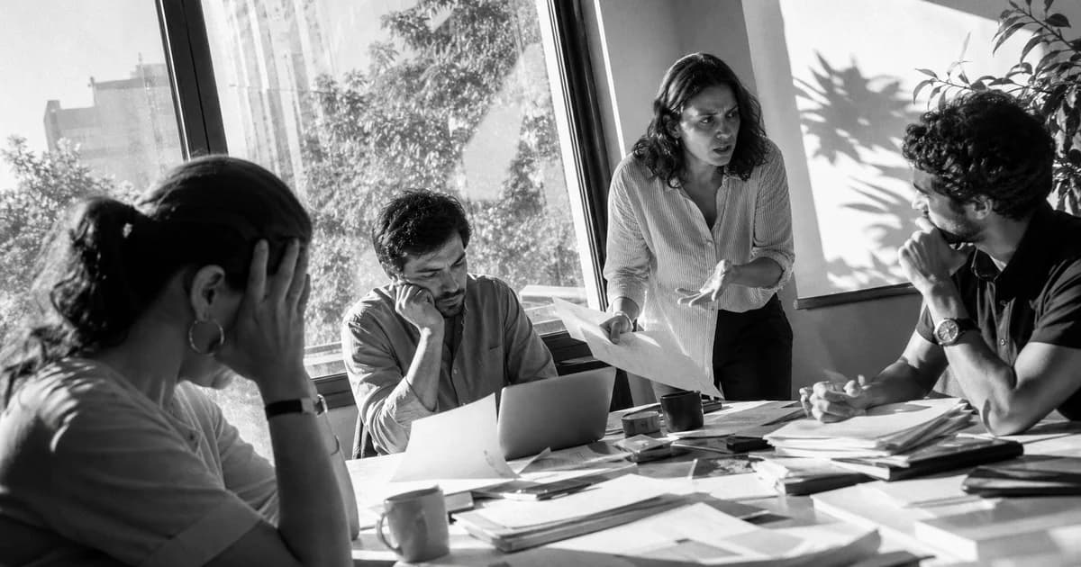 Gerente y equipo revisan una práctica de trabajo concreta
