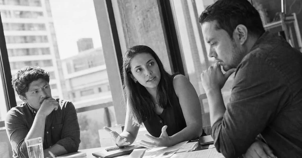 Gerente y equipo revisan una práctica de trabajo concreta