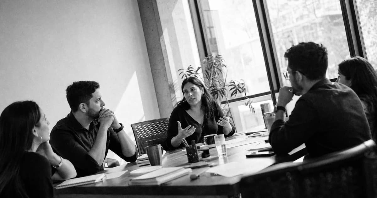 Gerente y equipo revisan una práctica de trabajo concreta