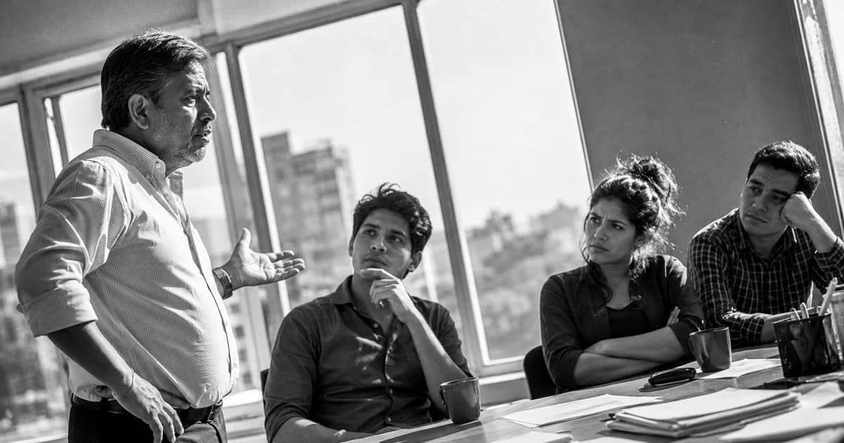 Gerente y equipo revisan una práctica de trabajo concreta