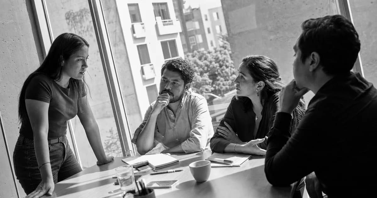 Gerente y equipo revisan una práctica de trabajo concreta