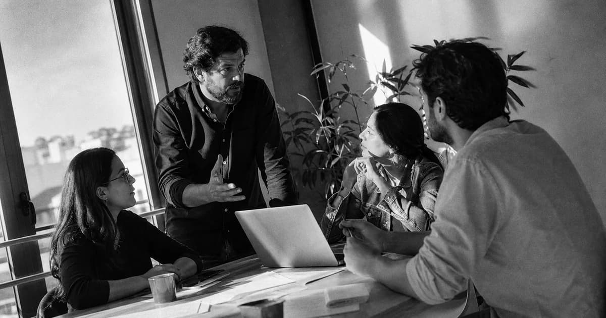 Gerente y equipo revisan una práctica de trabajo concreta