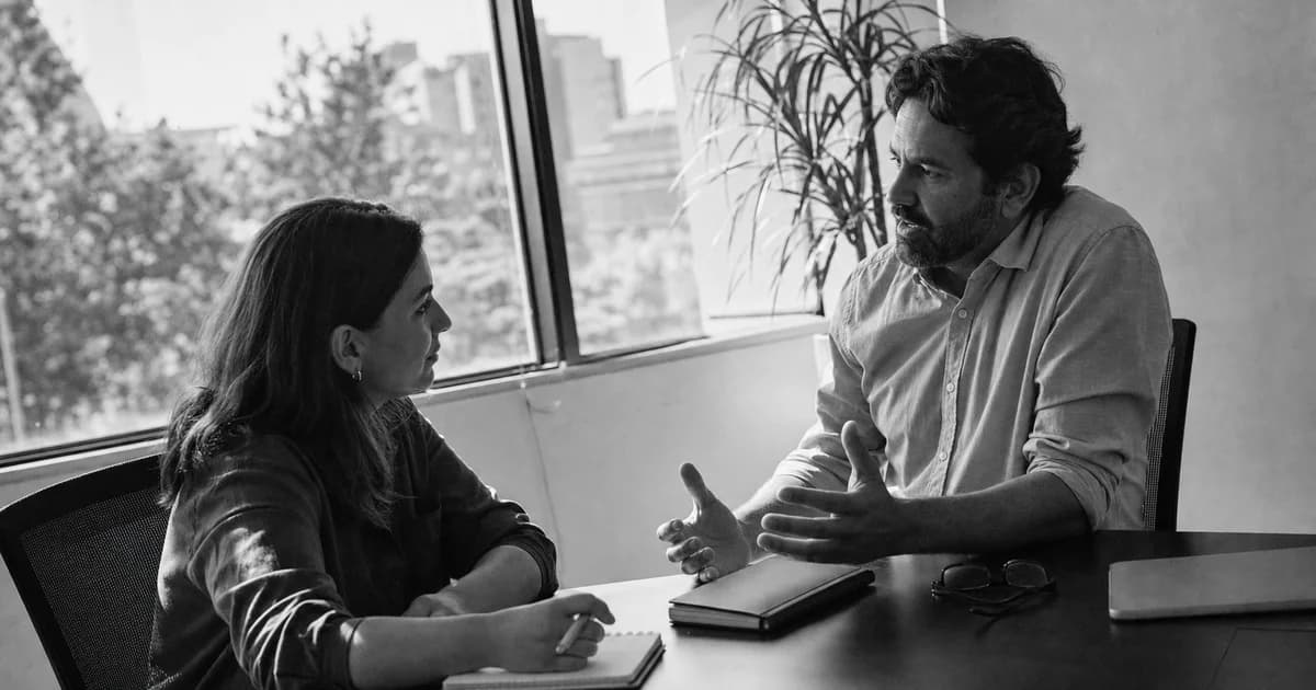 Gerente y equipo revisan una práctica de trabajo concreta