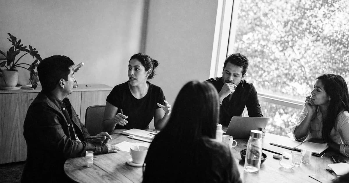 Gerente y equipo revisan una práctica de trabajo concreta