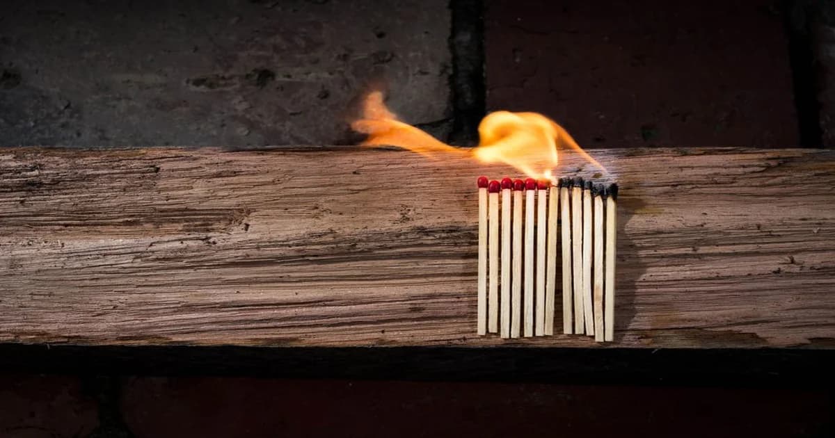 Gerente revisando gráfica de flujo de caja en pantalla con indicador de burn rate descendente