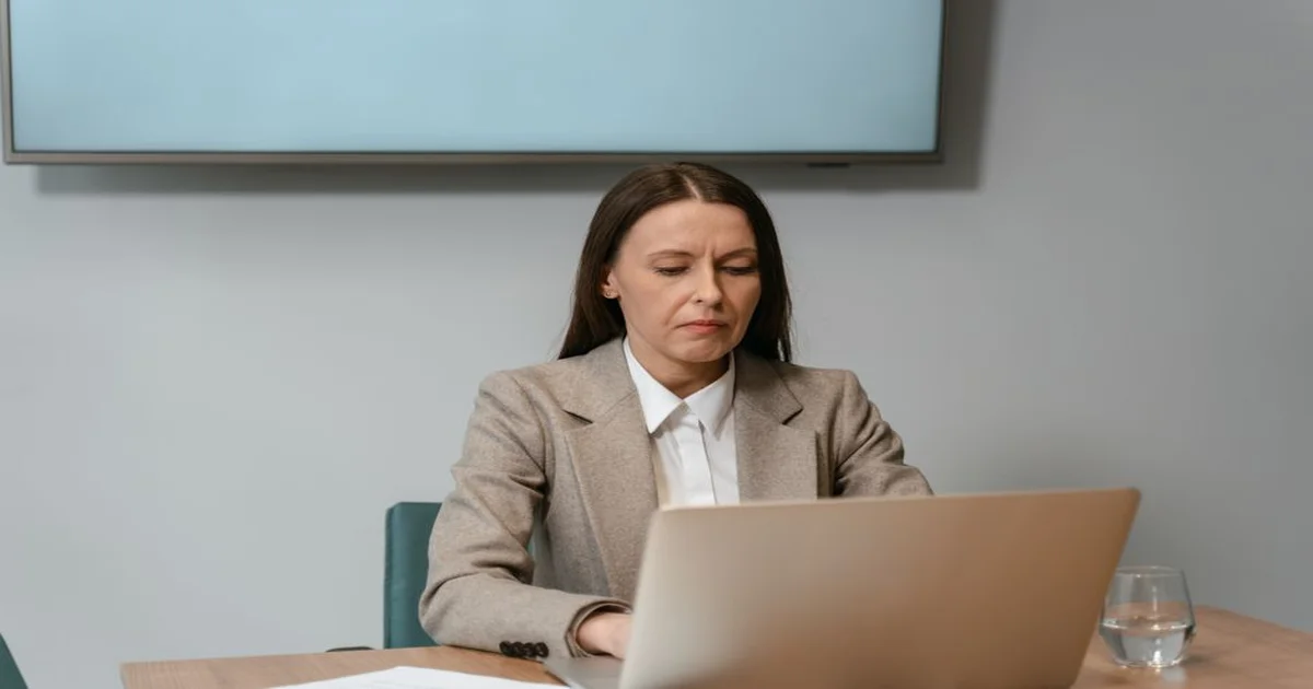 Gerente revisa su calendario para cancelar reuniones innecesarias