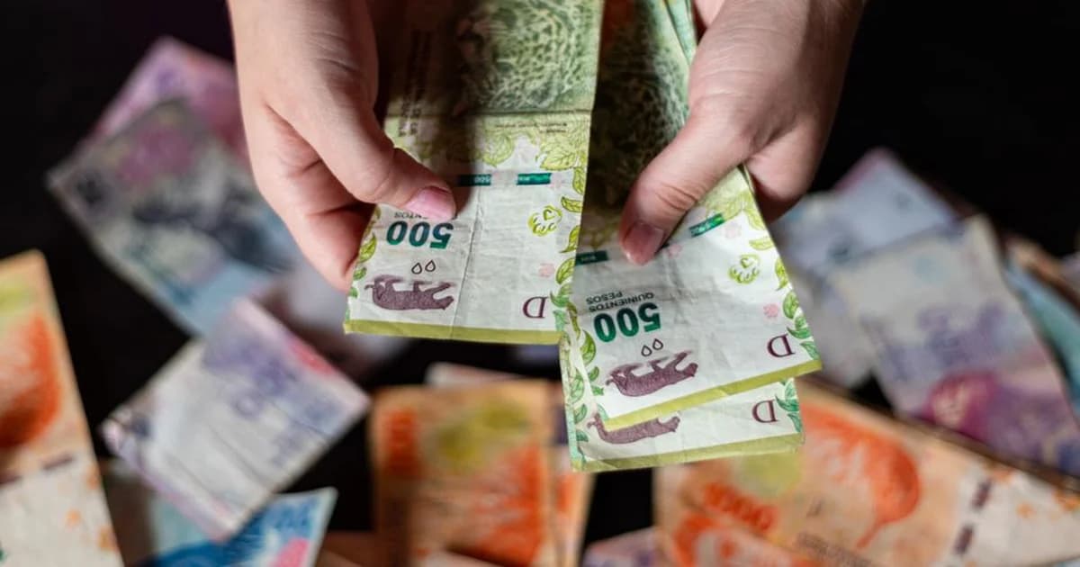 Gerente revisando métricas de desempeño y estructura de compensación variable en oficina latinoamericana
