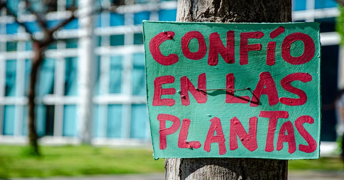 Gerente frente a pizarrón con diagrama que conecta visión estratégica y tareas del equipo