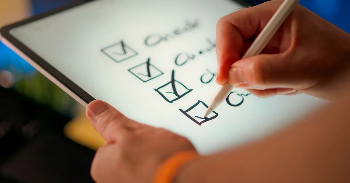 Equipo revisa una lista de criterios antes de entregar trabajo