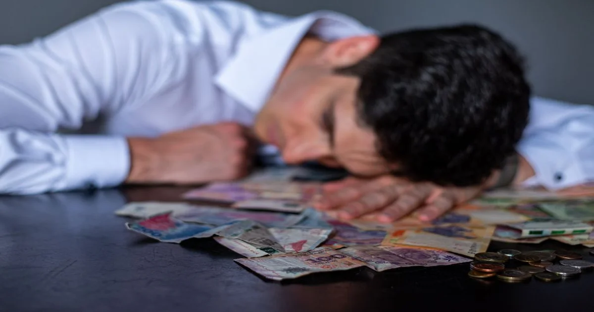 Gerente revisando estados financieros en una mesa de oficina con gráficas y documentos