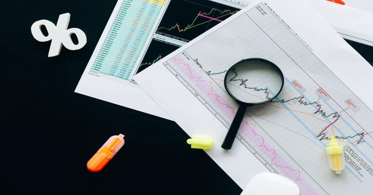 Gerente analiza notas antes de preparar una propuesta