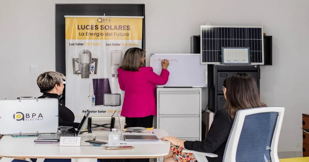 Gerente revisando un plan de capacitación impreso sobre una mesa de trabajo con laptop abierta