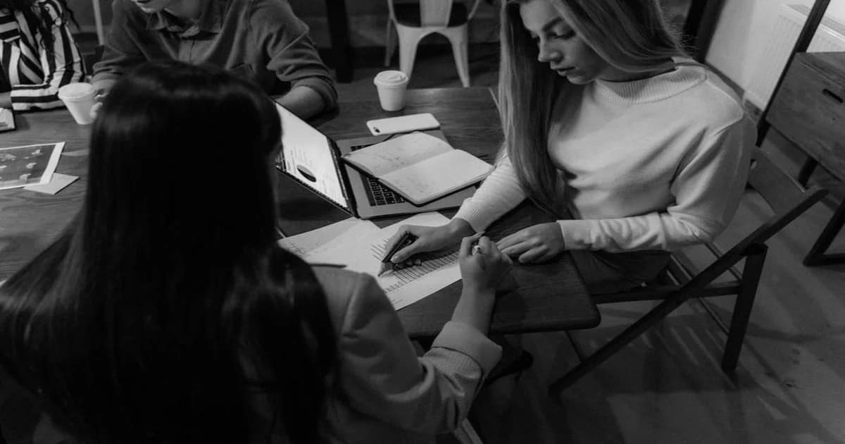 Gerente revisando un acta de reunión impresa sobre una mesa de sala de juntas moderna