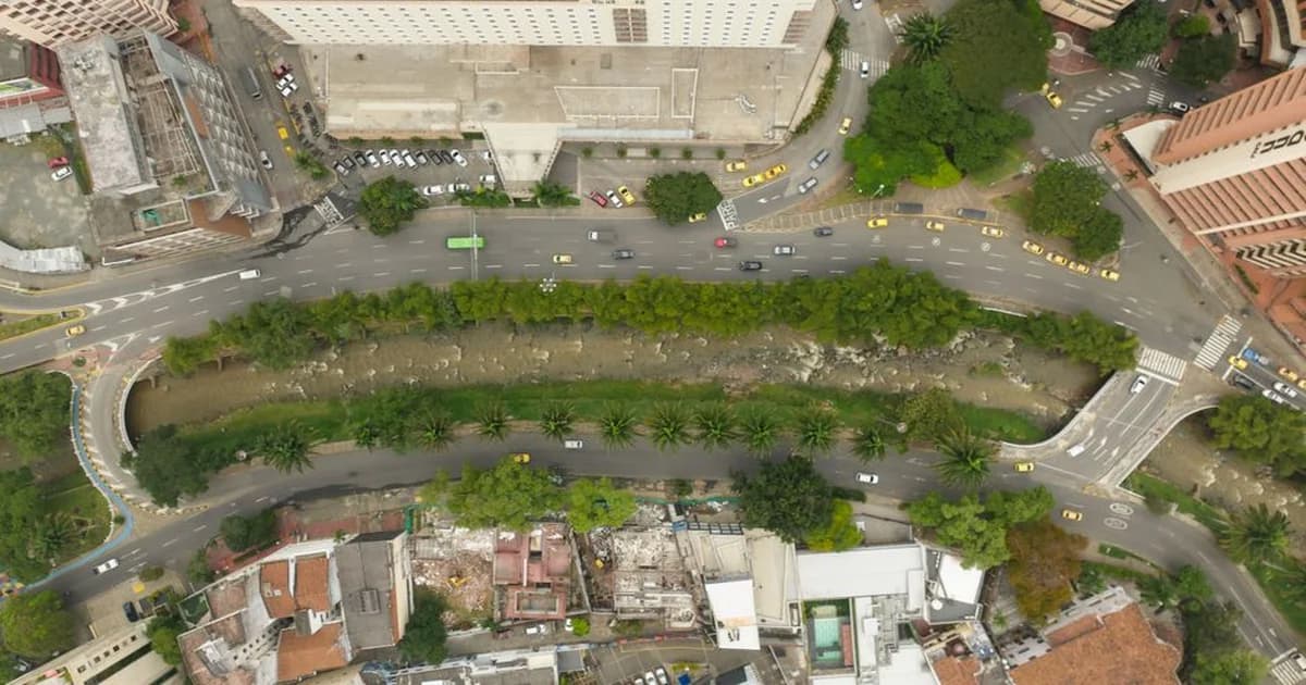 Diagrama de ruta crítica con tareas conectadas por flechas sobre un tablero de planificación