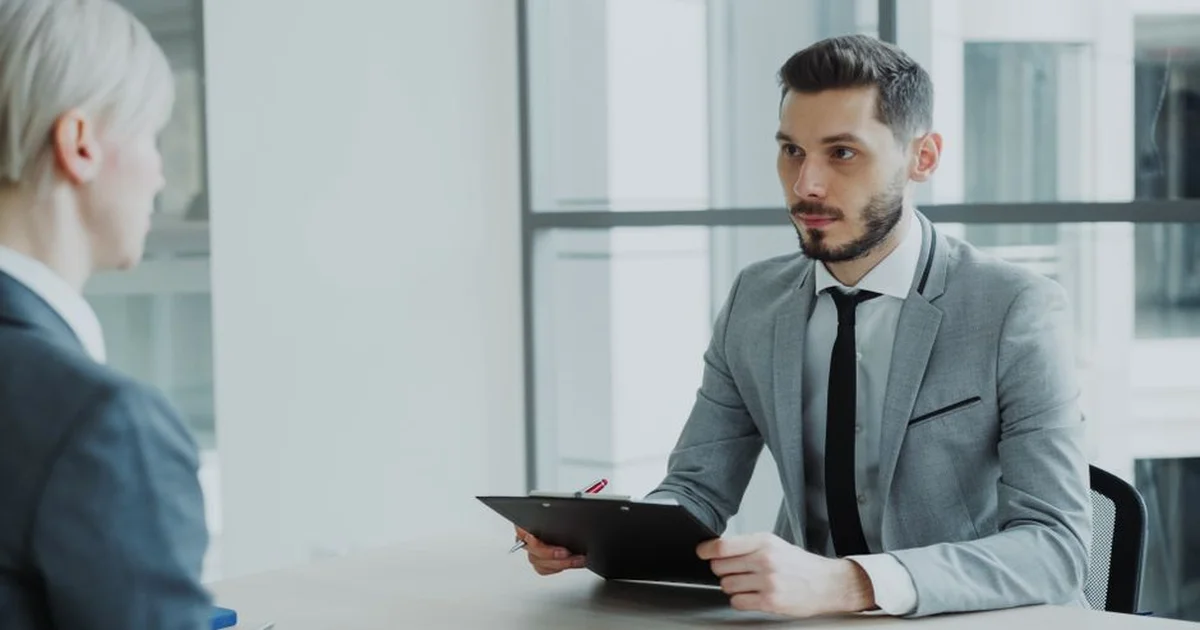 Profesional en reunión con su jefe negociando una promoción de trabajo en oficina moderna