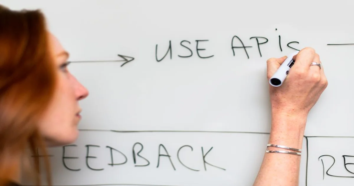 Gerente editando concentrado un borrador de feedback en su computadora