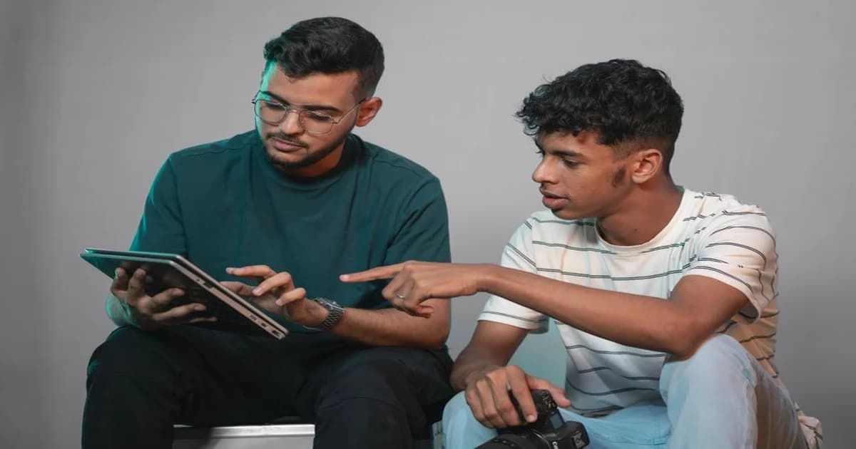 Gerente y colaborador conversando en una sala de reuniones, tono tranquilo y profesional