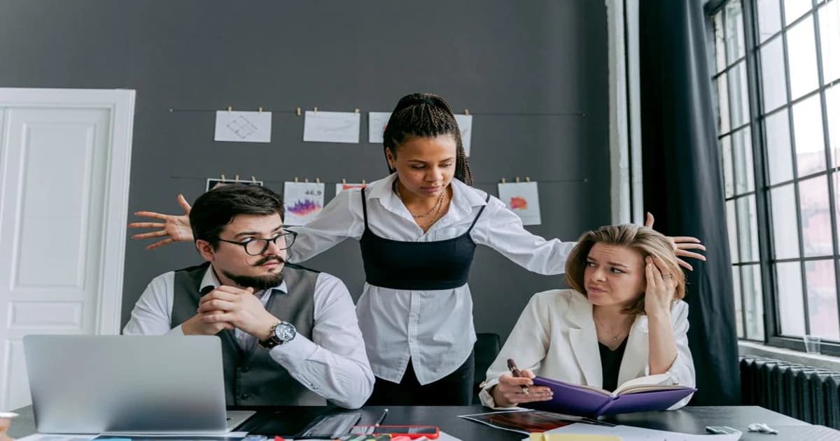 Gerente y equipo revisan una práctica de trabajo concreta