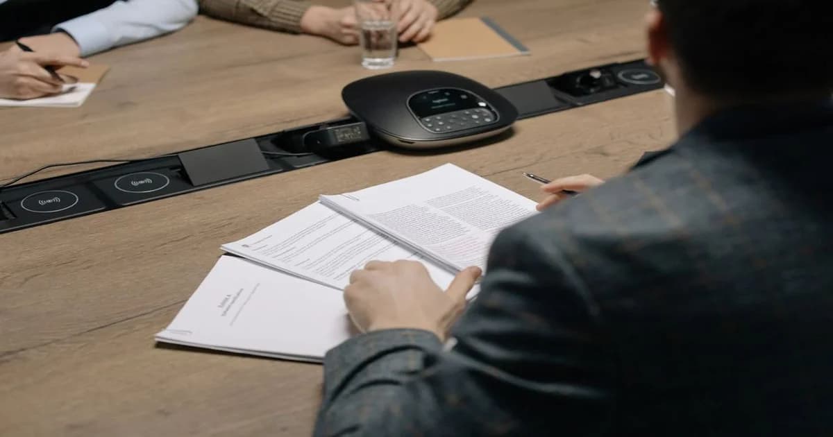 Gerente y equipo revisan una práctica de trabajo concreta