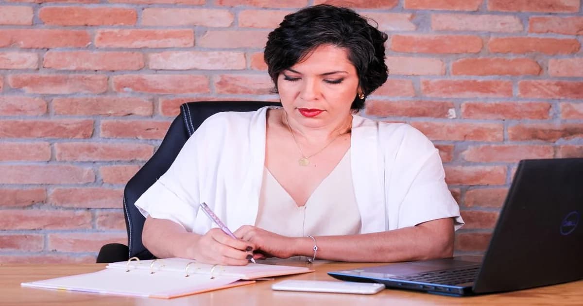 Gerente frente a equipo revisando tablero de seguimiento de nuevas prácticas en sala de reuniones
