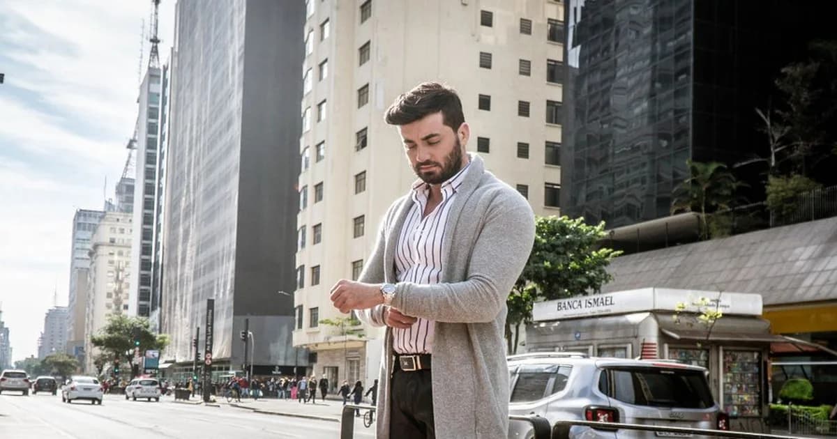 Gerente revisando tablero de planificación con horas hombre asignadas por persona y tarea