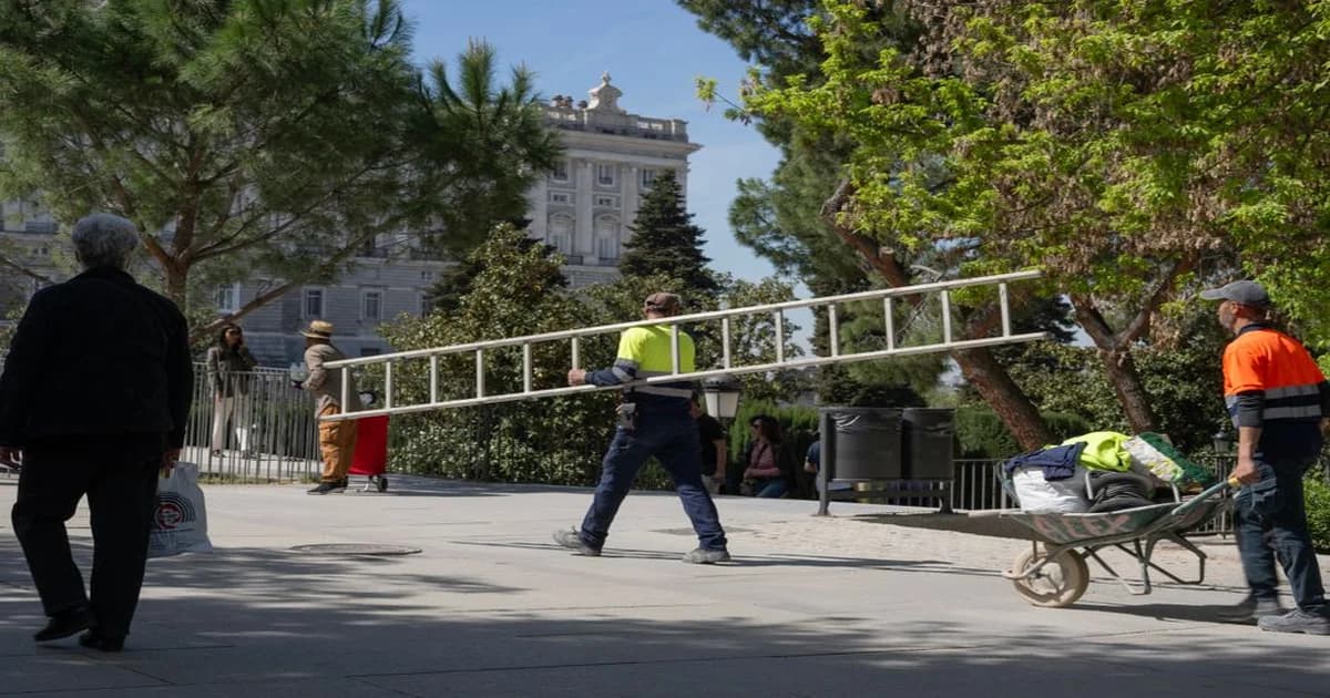 Dos colaboradores en oficina con expresiones de tensión frente a un gerente que revisa documentos