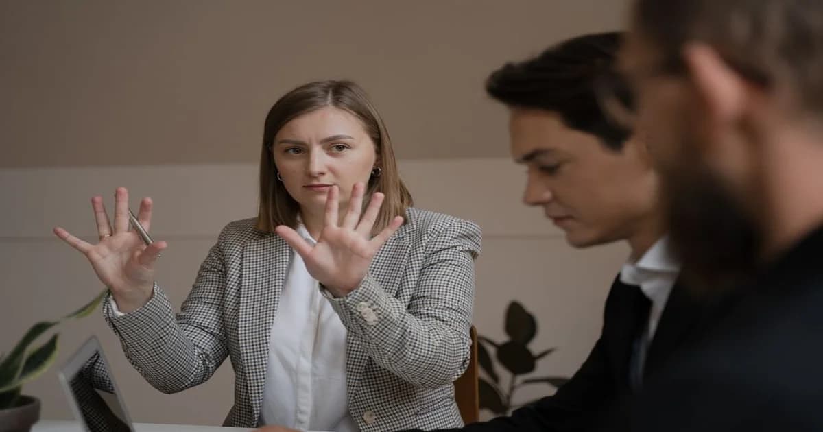 Gerente en reunión corporativa comunicando un límite de forma asertiva y respetuosa