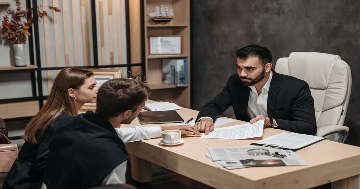 Líder técnico en reunión con cliente revisando documentos de alcance de proyecto en sala de trabajo