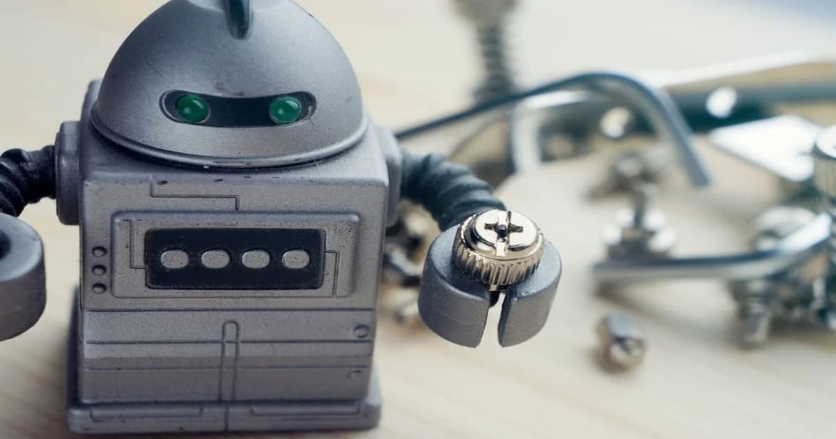 Gerente revisando un proceso en planta con un tablero de control visual y señales de verificación