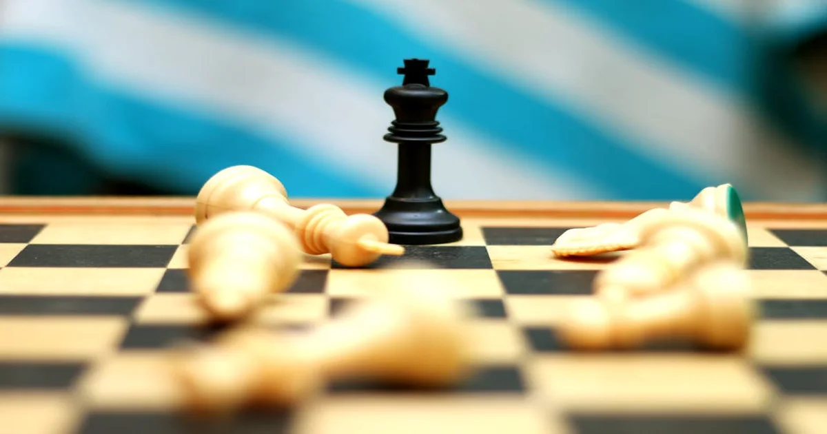 Gerente frente a un tablero de estrategia con flechas que no convergen, oficina moderna con luz natural