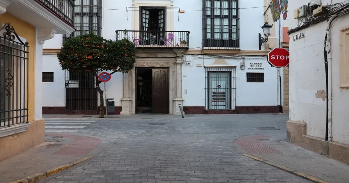 Gerente mirando un tablero de métricas que muestra una curva de adopción que cae después del pico inicial