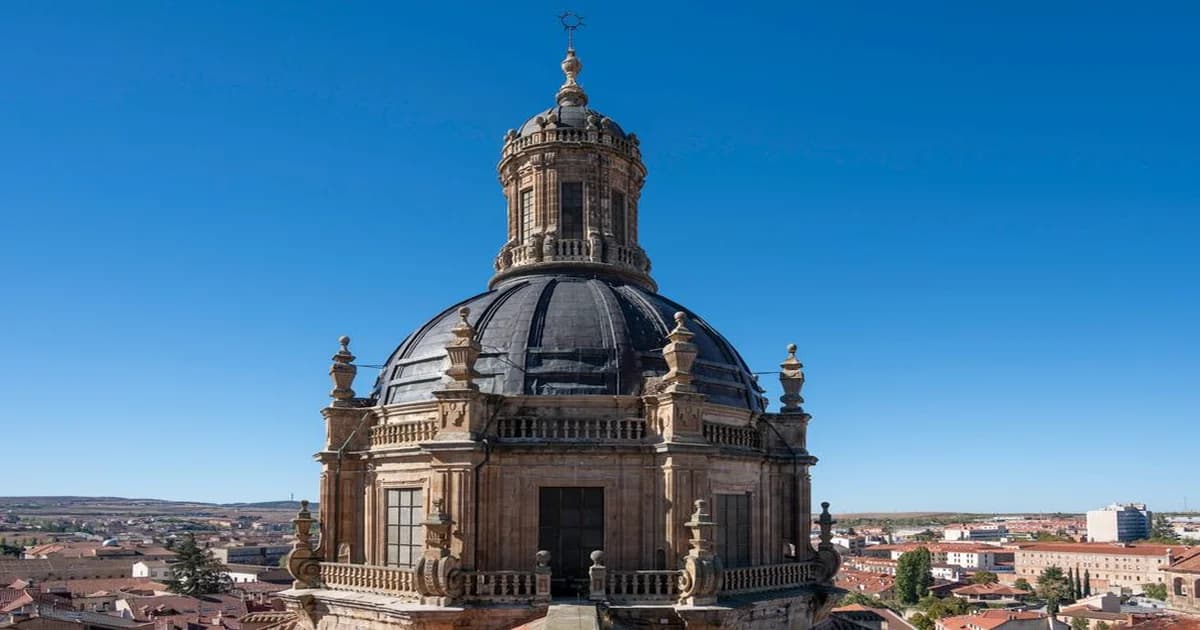 Líder revisando criterios y evidencias con una lista visible para decidir una promoción con el equipo atento y confiado