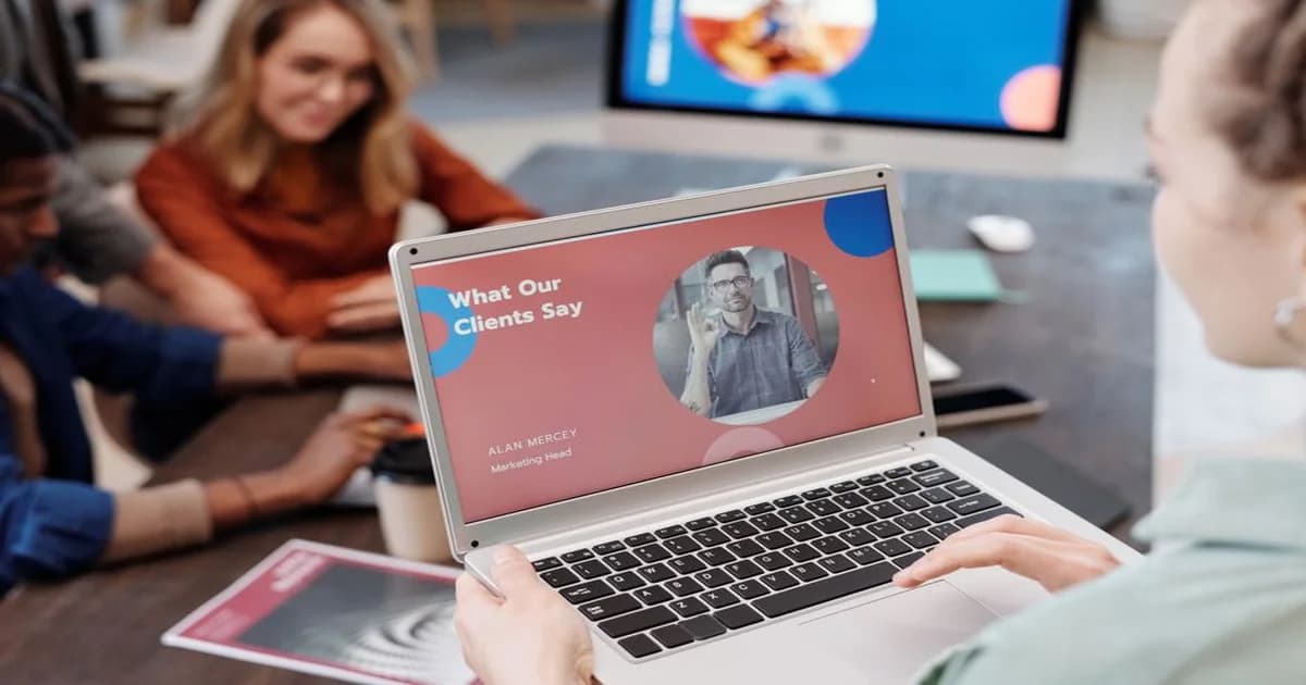 Gerente revisando una pantalla con segmentos de clientes organizados en gráficos y tablas