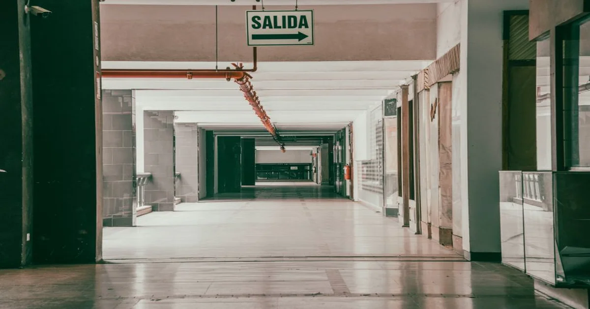 Gráfico de embudo comercial con clientes que se escapan por el fondo, simbolizando la pérdida de clientes o churn