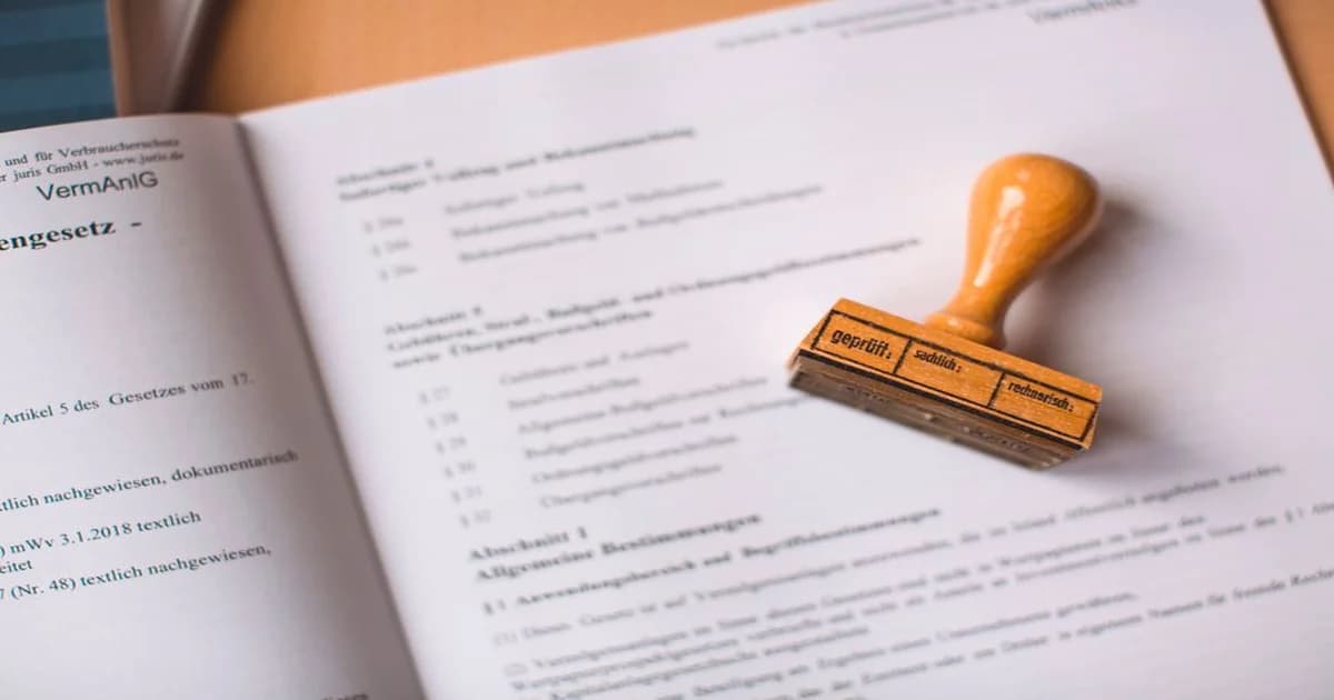 Gerente revisando documentos de licitación en una mesa de sala de reuniones con varios proveedores