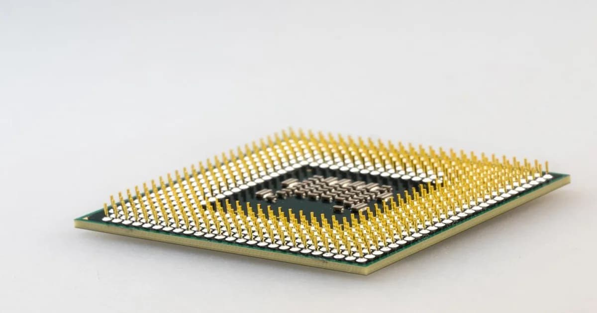 Gerente frente a tablero de flujo de trabajo con indicadores de producción y velocidad de entrega