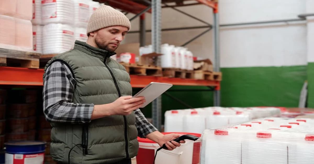 Gerente revisando tablero de seguimiento de procesos con trazabilidad de decisiones y flujos