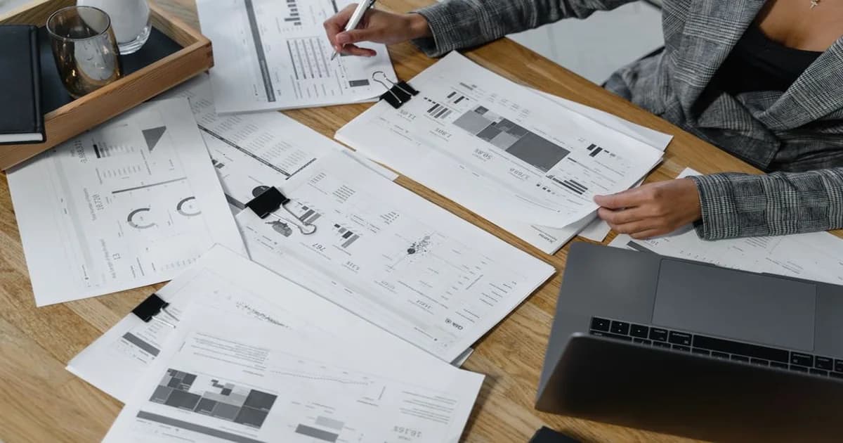 Gerente revisando un documento de una página sobre su escritorio de trabajo