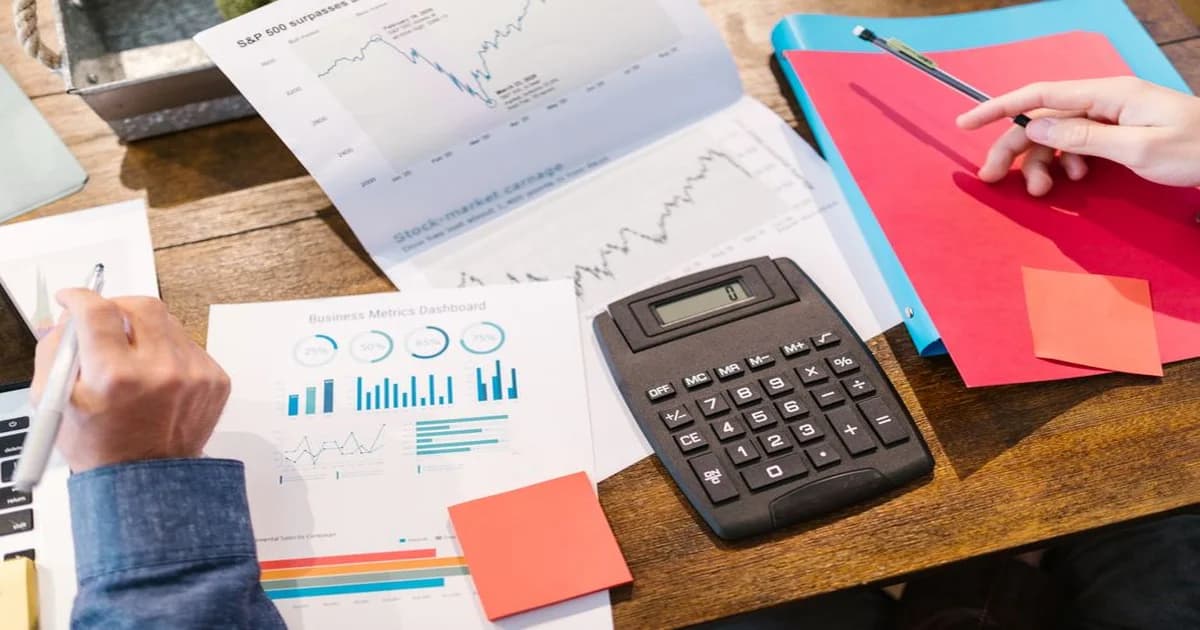 Gerente analizando un cuadro de inversiones en capital con gráficas y cifras en una pantalla