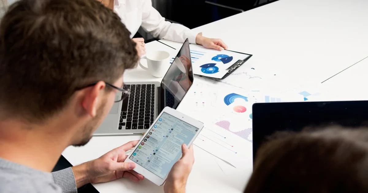 Gerente revisando pantalla con tablero de CRM y datos de clientes en oficina moderna
