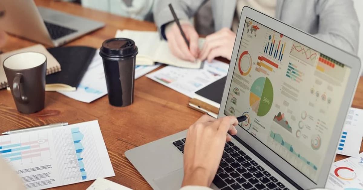 Gerente revisando pantalla con módulos de sistema ERP integrado en oficina moderna