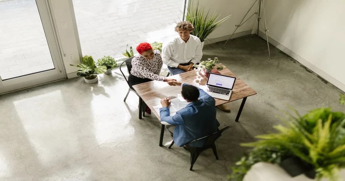 Equipo revisa avances de cliente durante una reunión trimestral