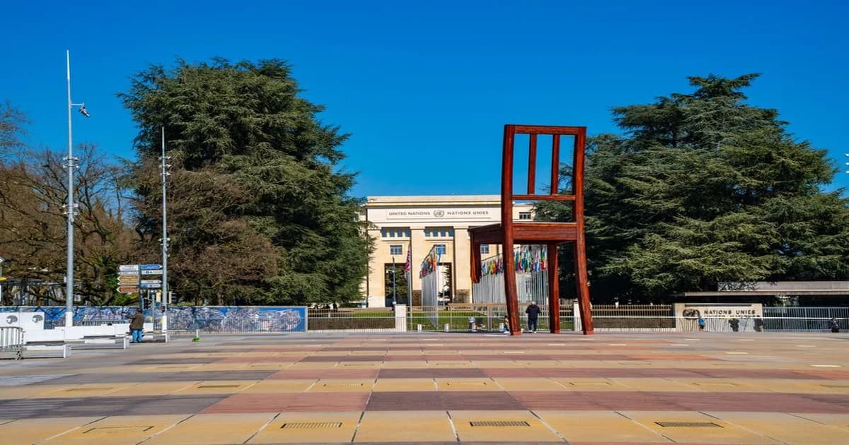 Gerente frente a un tablero de trabajo caótico, sin dirección clara, rodeado de tareas urgentes sin priorizar
