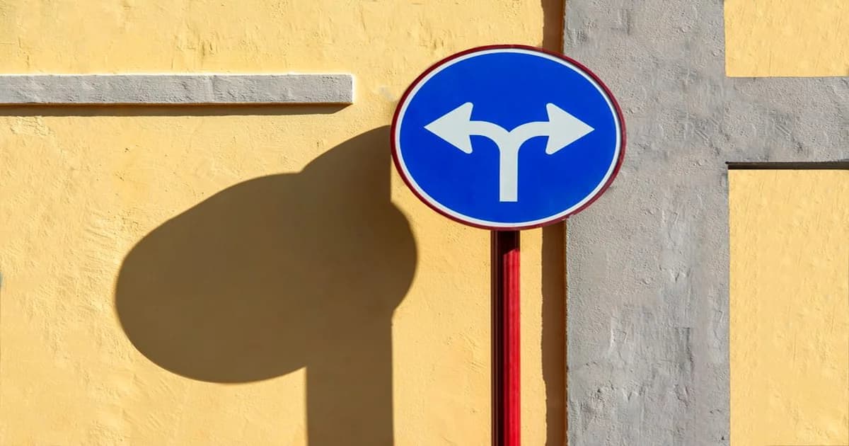 Ilustración de un camino con dos señales: una rápida para pruebas y otra lenta para decisiones de alto costo.