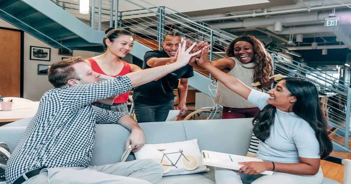 Gerente revisando tablero de compromisos con su equipo en sala de reuniones moderna