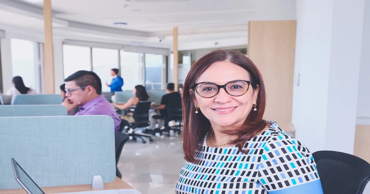 Gerente revisando tres planes de desarrollo individuales con diferentes niveles de complejidad sobre una mesa de trabajo