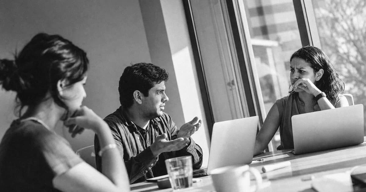 Gerente y equipo revisan una práctica de trabajo concreta