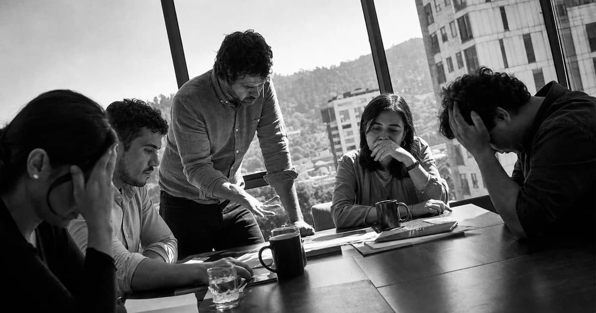 Gerente y equipo revisan una práctica de trabajo concreta